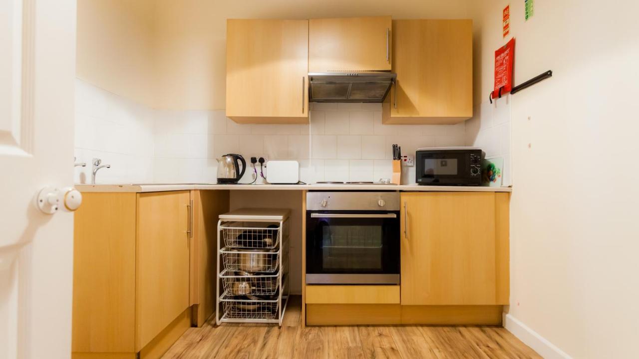 Albion Guest House & Apartments Pembroke Dock Esterno foto
